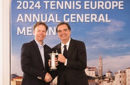 Eric Poel neemt Tennis Europe Award voor Kristie Boogert in ontvangst